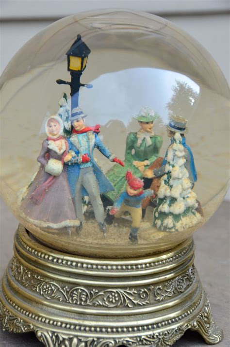 Vintage holiday snow globe christmas decor franklin mint snowy