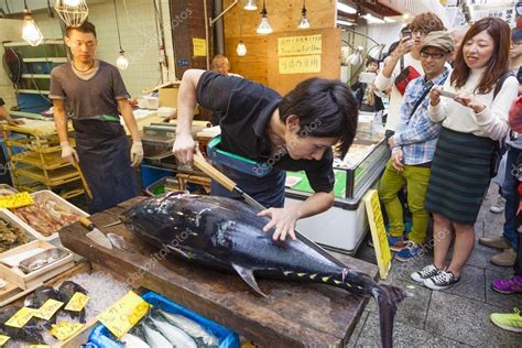 Cutting a giant tuna in Kuromon Market in Osaka, Japan – Stock Editorial Photo © ymgerman #61507539