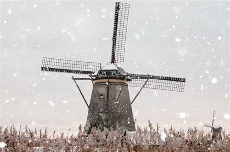 Premium Photo | Windmills in kinderdijk, the netherlands in winter