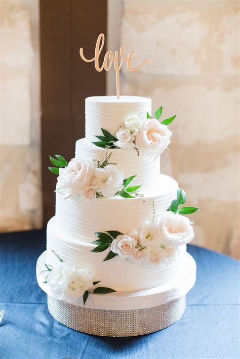 Simple White Wedding Cake With Flowers – ADDICFASHION