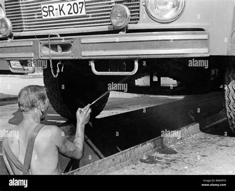 Underbody washing hi-res stock photography and images - Alamy