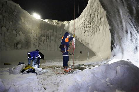 Inside the mysterious Yamal crater in Siberia - Frozen Pictures ...