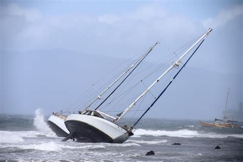 Maui Yacht Crash Shows How Hard It Is To Salvage Shipwrecks - Civil Beat