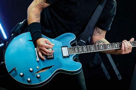 What Guitar Does Dave Grohl Play? Top Picks - Stay Tuned