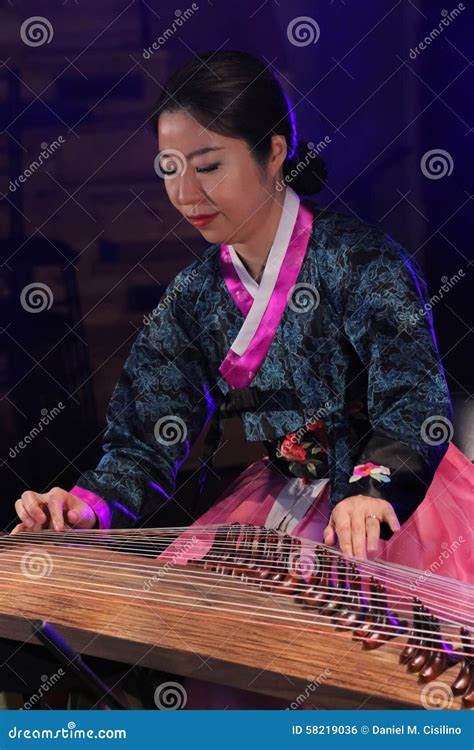 Korean Musician. Kayagum Player. Editorial Photo - Image of chinese, female: 58219036