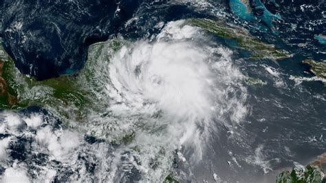 Franklin becomes first Atlantic hurricane of 2017 as it nears Mexico's Gulf coast | Daily Sabah