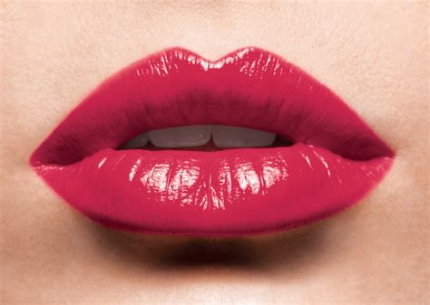 Putting clear lip gloss over your lipstick keeps it on for longer - Musely