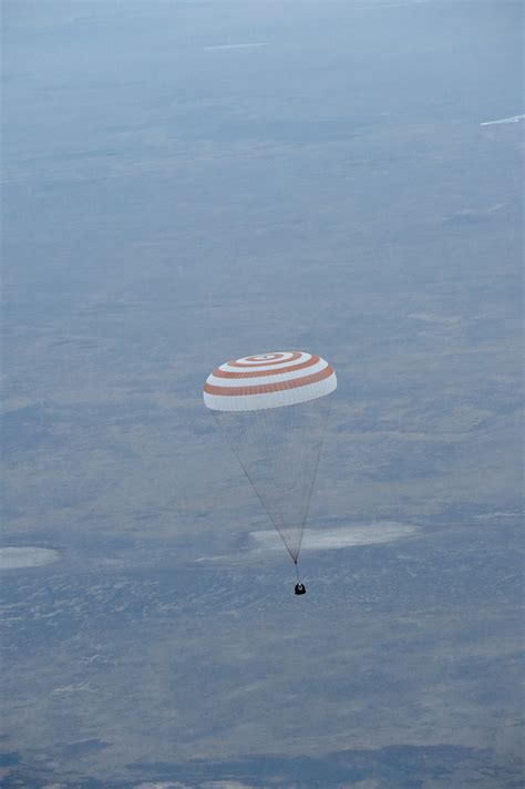 Space in Images - 2015 - 09 - Soyuz TMA-16M capsule landing