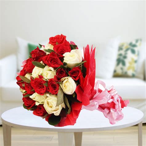 Tranquil love A bunch of red & white roses | Winni