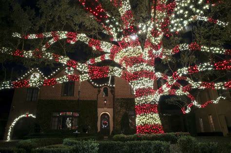 The best neighborhoods to look at Christmas lights in the Houston area