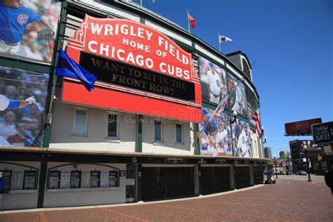 Wrigley Field - Chicago Cubs Editorial Stock Image - Image of traffic ...