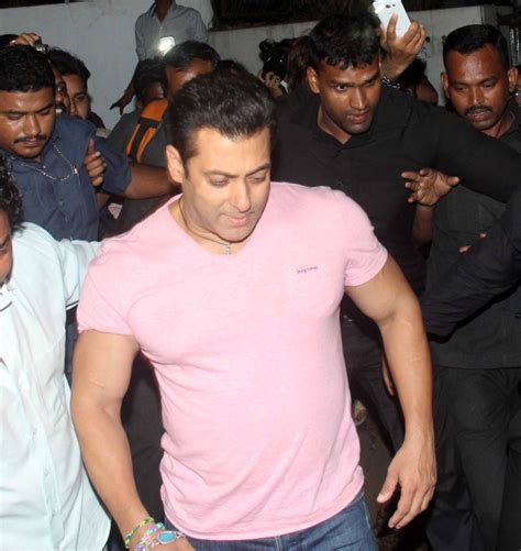 Salman Khan spotted in Bandra - Photos,Images,Gallery - 20164