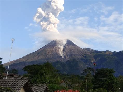 Gunung Merapi Erupsi, Masyarakat Tetap Beraktivitas