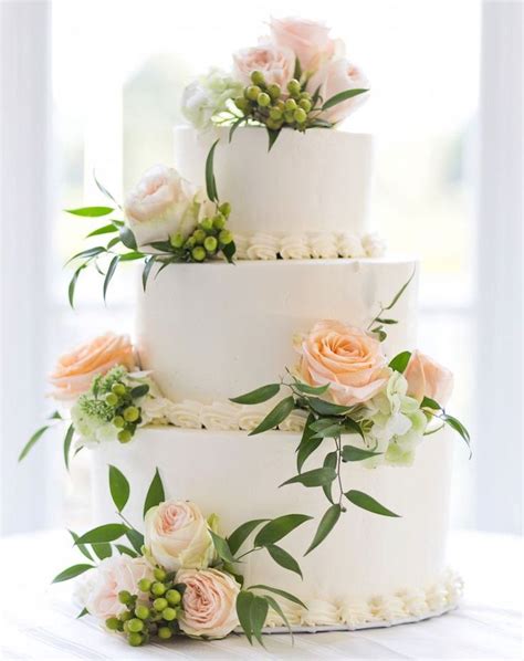 White wedding cake with white and peach roses | Fresh flower cake