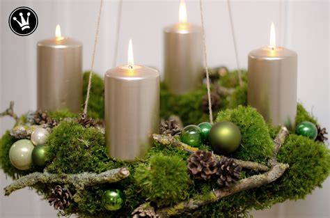 DIY - Adventskranz aus Moos, Zweigen, Zapfen und Glaskugeln selber machen. # DekoideenReich ...