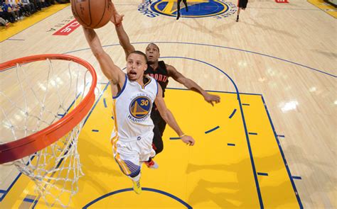 Stephen Curry With The Electrifying Fastbreak Dunk (VIDEO)