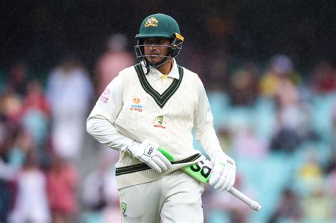 Usman Khawaja hides his bat from the rain | ESPNcricinfo.com