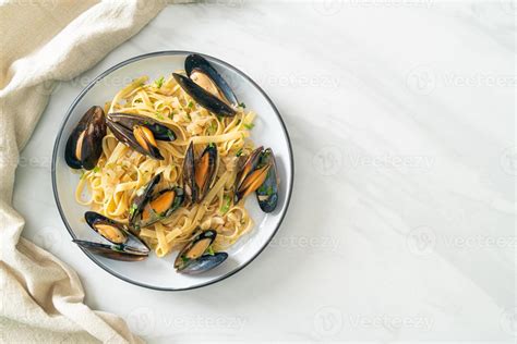 linguine spaghetti pasta vongole white wine sauce 10777334 Stock Photo ...