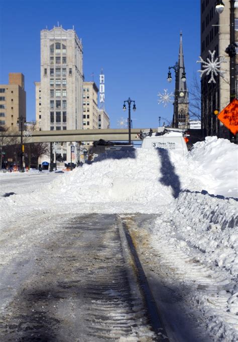 20 photos: Walking downtown following Detroit’s historic snowfall – Motor City Muckraker