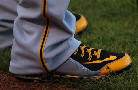 What Pros Wear: Andrew McCutchen’s Nike Air Swingman MVP 2 Cleats (2015 ...