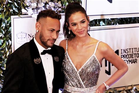 Neymar se declara para Marquezine com faixa em avião: ‘Te amo, preta ...