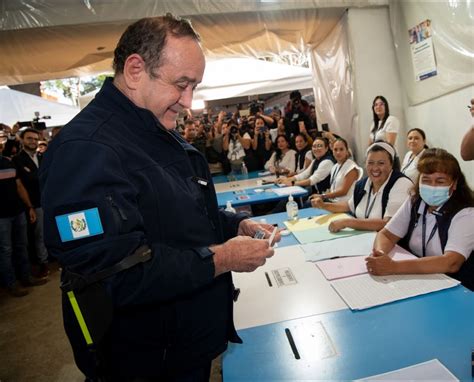 Presidente emite su voto durante las elecciones generales en Guatemala ...