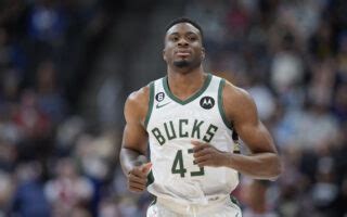 Thanasis Antetokounmpo is staying with Bucks | eKathimerini.com