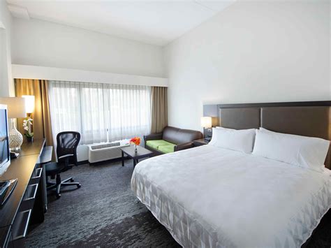 Pet-Friendly Princeton University Hotels with Indoor Pools in NJ | Holiday Inn Princeton