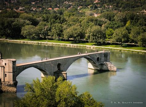 Pont d'Avignon – the Legend of the Broken Bridge of Avignon