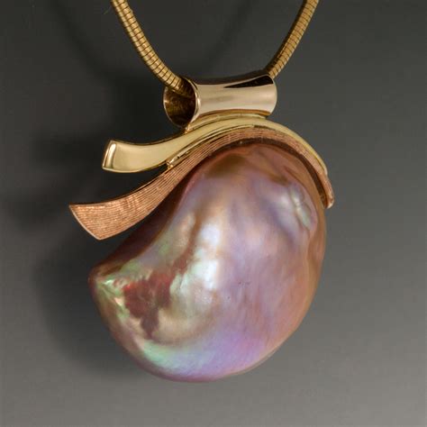 14/18K Pendant, Large Pink Baroque Freshwater Pearl