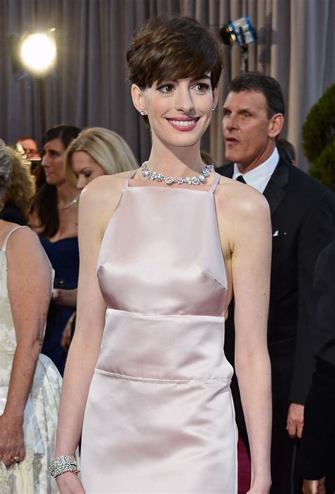 NeoKaxtrizmo & Chaos: Why Anne Hathaway Was Wearing A Dress That Made It Look Like She Had A ...