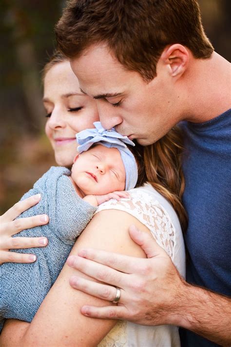 Sweet Newborn Family Portrait | Newborn baby photoshoot, Baby family pictures, Newborn family ...