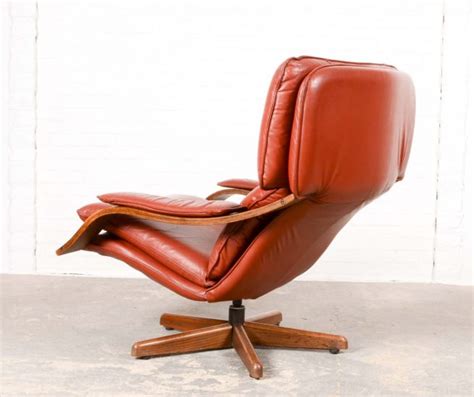 Majestic Mid-Century Scandinavian Swivel Relax Lounge Chair | hpvintage.com