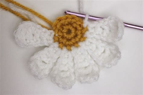 Daisy Flower Crochet Pattern - Repeat Crafter Me