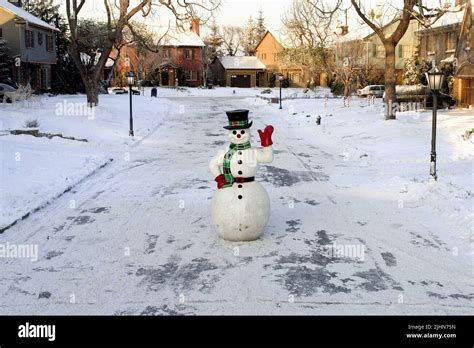 SNOWMAN IN STREET, CHRISTMAS WITH THE KRANKS, 2004 Stock Photo - Alamy