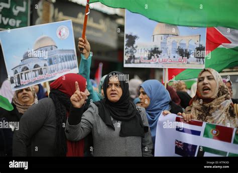 Gaza City, The Gaza Strip, Palestine. 24th Dec, 2017. Palestinian women ...