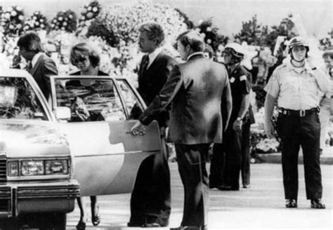 Elvis Presley Funeral - See how the world reacted to Elvis Presley's death this week in 1977 ...