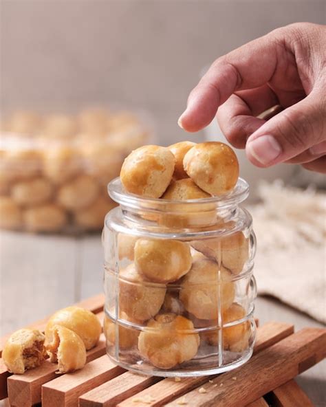 Premium Photo | Nastar cookies in a glass jar