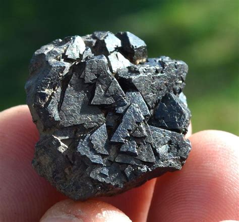 MAGNETITE CRYSTALS (IRON ORE) - CEDAR CITY, UTAH, USA | Crystals, Magnetite, Rocks and minerals