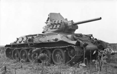 Medium tank T-34 Model 1941 with extra covers / Czołg średni T-34 Model ...