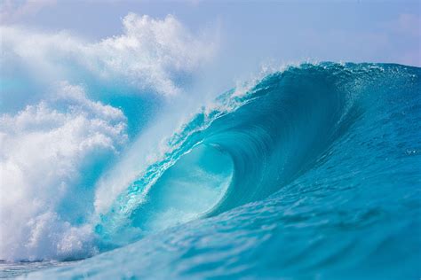 US-HAWAII-SURFING-PIPELINE-WAVE