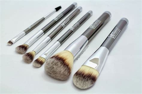 Review: It Cosmetics Heavenly Luxe 6-piece Brush Set with Travel Case ...