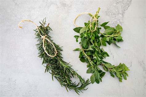 How to Dry Herbs (4 Easy Ways)