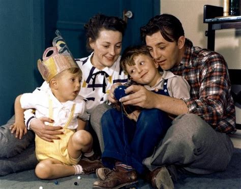 Robert Mitchum in 1945 with his wife Dorothy and sons, Christopher and James | Mitchum, American ...