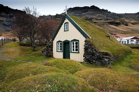 Want to learn how to build an Icelandic turf house? - Iceland Monitor