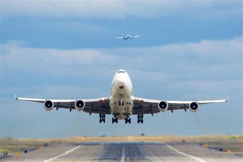 747 Taking Off Photograph by Todd Beveridge