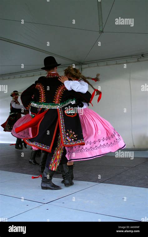 Polish folk dance Stock Photo - Alamy