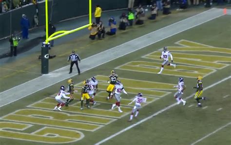 Aaron Rodgers completes spectacular Hail Mary right before halftime (Video)