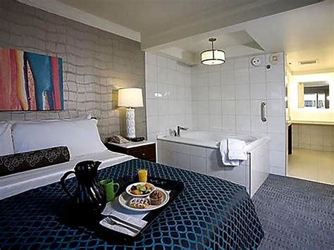 3 Hotel Rooms with Jacuzzi in Evansville - Anna's Guide 2023