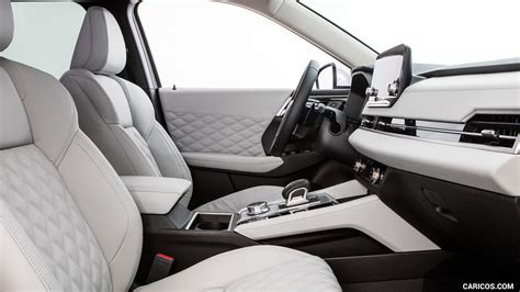 2022 Mitsubishi Outlander - Interior, Front Seats | Caricos